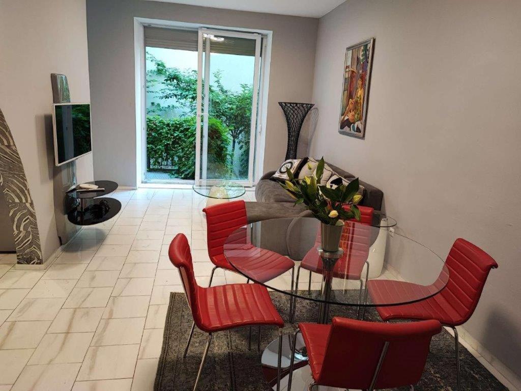 With Unique 40m2 Garden & Self Check In * Viena