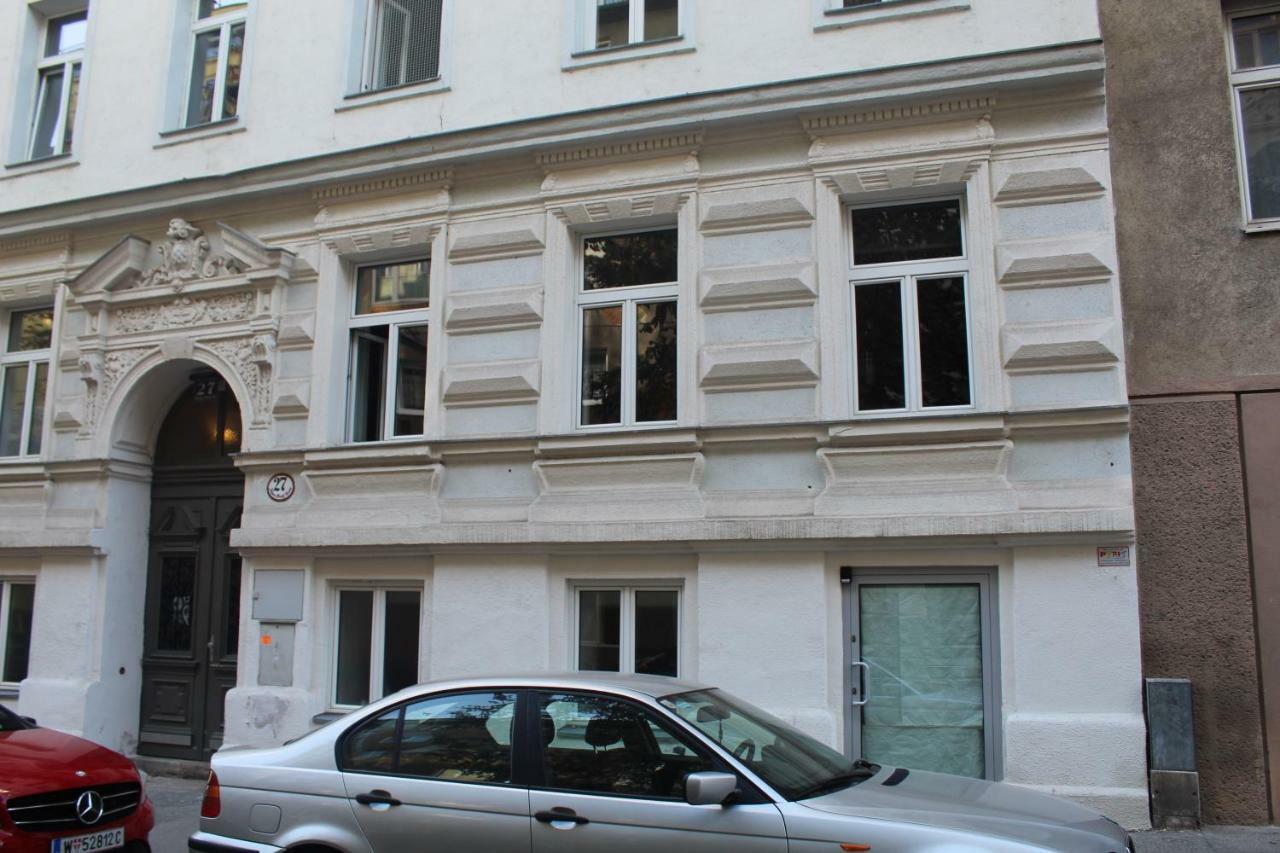 With Unique 40m2 Garden & Self Check In * Viena